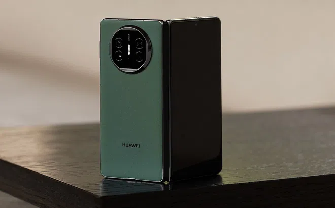 Huawei ‘truất ngôi’ Samsung trở thành ‘ông vua mới’ về doanh số điện thoại màn hình gập