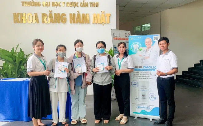 Chương trình “Nha khoa học đường” được tổ chức bởi Pharmatech và Trường Đại học Y Dược Cần Thơ thu hút nhiều học sinh, sinh viên tham gia