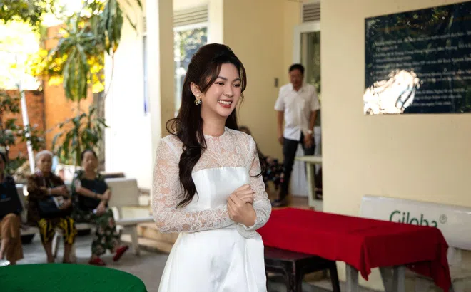 Linda Trương mang không khí ấm áp đến viện dưỡng lão nghệ sĩ những ngày cuối năm