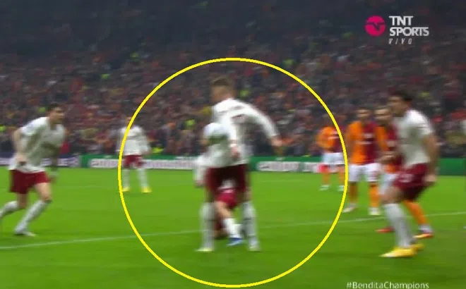 Bùng nổ tranh cãi, cầu thủ MU để bóng chạm tay nhưng không bị thổi penalty