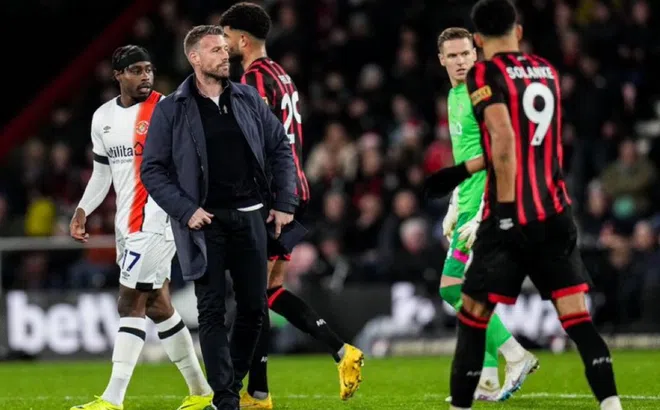 Hậu vệ Premier League đột quỵ ngay trên sân
