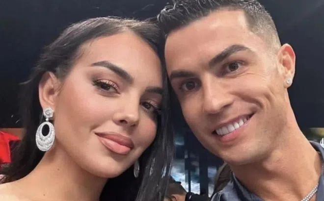 Ronaldo tình tứ bên bạn gái ở tòa tháp cao nhất thế giới