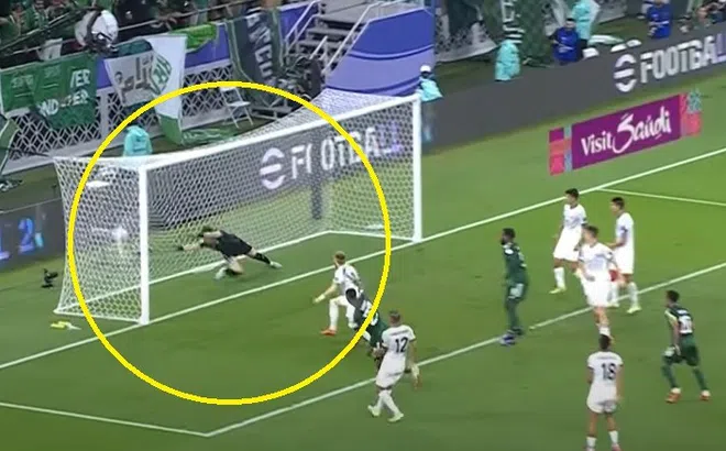 Thủ môn mắc sai lầm 'khó đỡ' ở Asian Cup