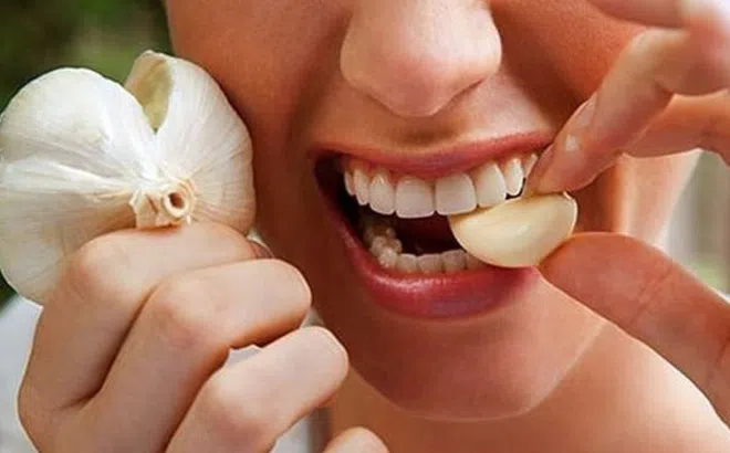 Tỏi được mệnh danh là 'kháng sinh tự nhiên' nhưng có 5 nhóm người không nên ăn