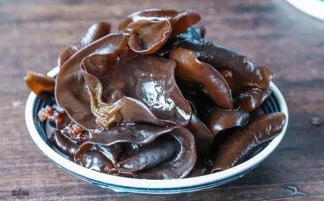 Ngâm mộc nhĩ (nấm mèo) tối kỵ cho nước trực tiếp vào, thêm bước này để nấm nở to, nhanh, sạch