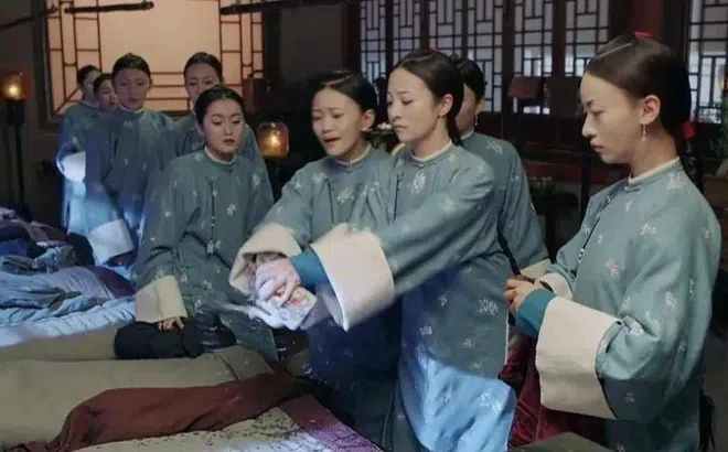 Tại sao cung nữ nhà Thanh phải ngủ nghiêng, chân co quắp? Chỉ tưởng tượng cũng như bị chuột rút