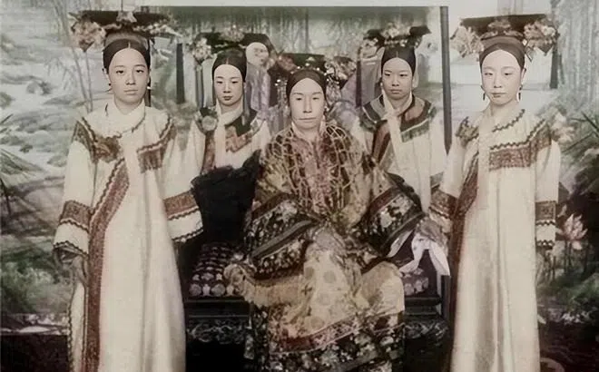 Vào thời nhà Thanh hơn 100 năm trước, tại sao các phi tần lại xấu xí đến thế?