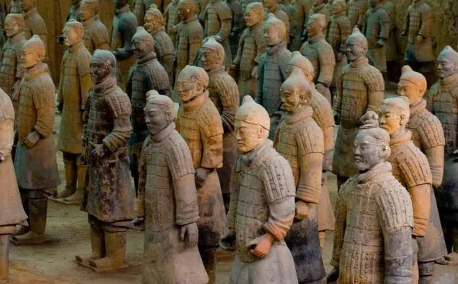 Tại sao binh mã đất nung trong lăng Tần Thủy Hoàng không một ai đội mũ giáp sắt?