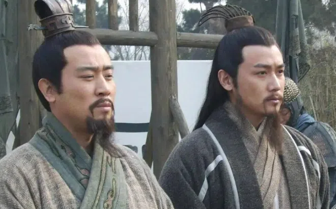 Lưu Bị 3 lần đến nhà tranh mời Gia Cát Lượng, nhưng lại bỏ lỡ vị sư phụ vô song tìm đến tận cửa