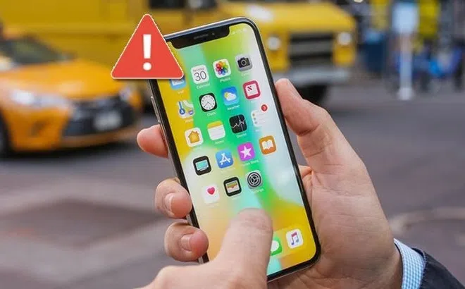 Nên đặt điện thoại úp hay ngửa màn hình? Chuyên gia cảnh báo tác hại khi đặt sai cách