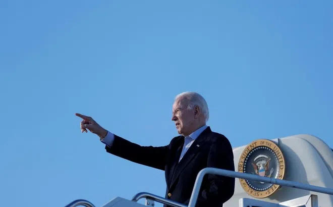Phát hiện UFO lơ lửng quanh Air Force One: Người ngoài hành tinh đang theo đuôi Biden?