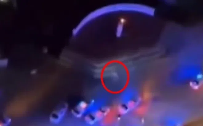 Video 'người ngoài hành tinh' cao 3m lơ lửng trên đầu cảnh sát Mỹ gây sốc