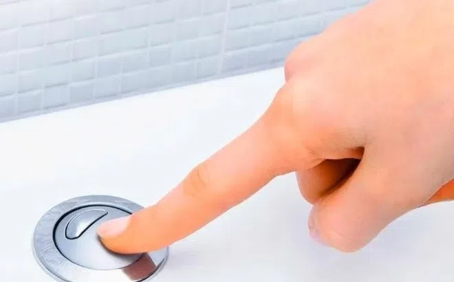 Tại sao có 2 nút xả trên bồn cầu, xả nước phải đậy nắp?