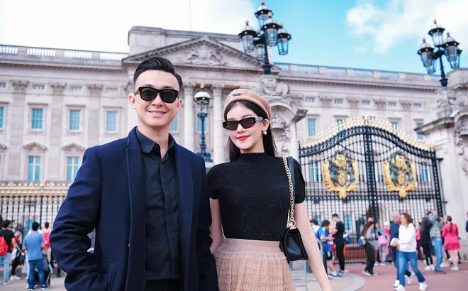 Đưa vợ đi du lịch sang chảnh trời tây, ông xã Lê Âu Ngân Anh 'khóc thét' sau khi thấy khoản sao kê