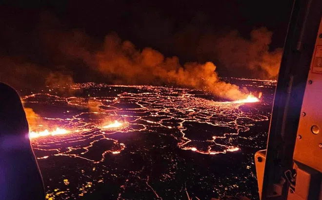 Choáng ngợp trước hình ảnh dung nham phun trào từ núi lửa trên Bán đảo Reykjanes của Iceland